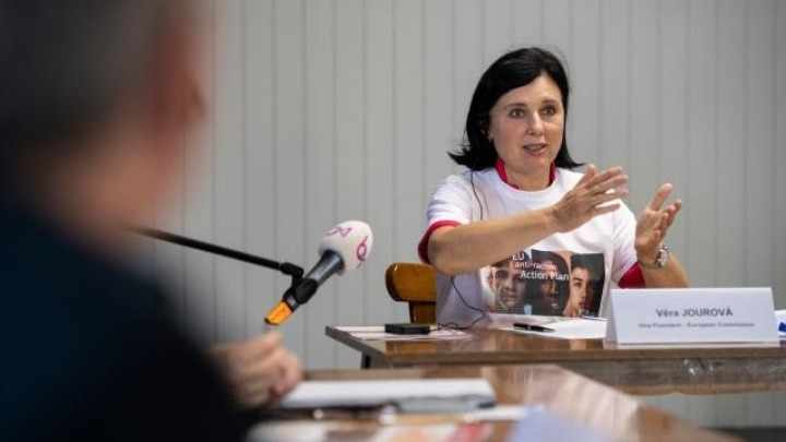 «Eπανέλεγχο» Πολωνίας και Ουγγαρίας για τήρηση των αρχών του κράτους δικαίου αρχές του 2021, προαναγγέλει η Βέρα Γιούροβα