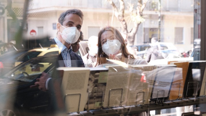 Επίσκεψη σε βιβλιοπωλείο του πρωθυπουργού με την κόρη του Δάφνη