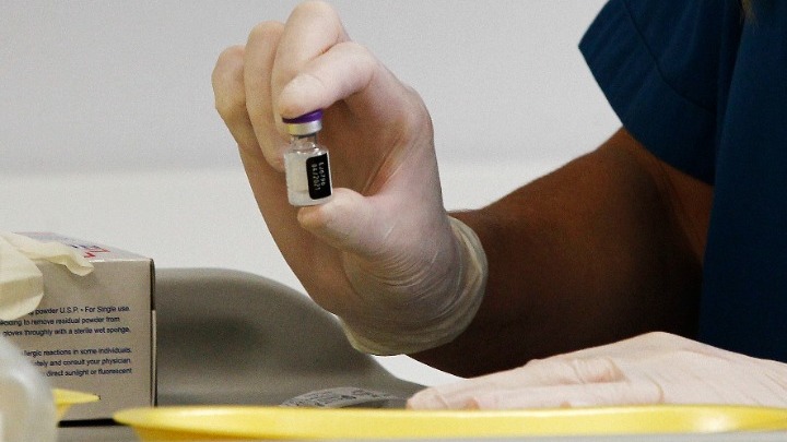 Φθάνει στην Αθήνα η πρώτη μεγάλη παρτίδα 83.850 δόσεων του εμβολίου της Pfizer