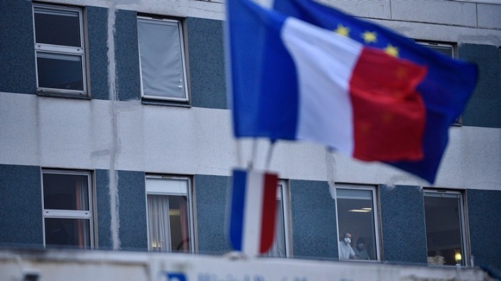 Γαλλία: Πάνω από 8.800 κρούσματα του νέου κορονοϊού, 175 θάνατοι την 1η ημέρα του εμβολιασμού