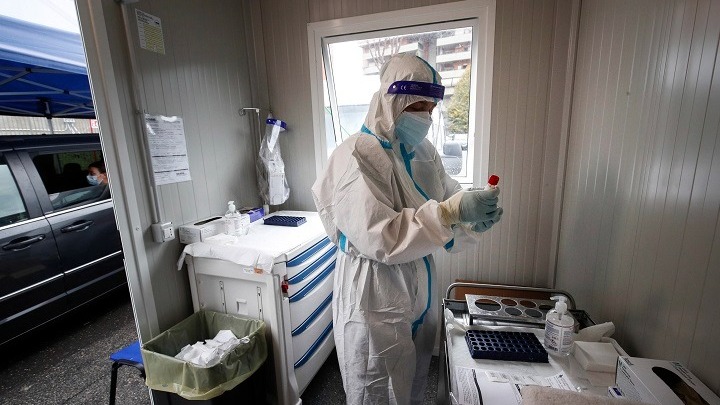 Γερμανία: Οι νοσοκομειακοί υγιεινολόγοι συστήνουν γαργάρες με αλατούχα, ιωδιούχα διαλύματα και αιθέρα έλαια κατά του Sars-CoV-2