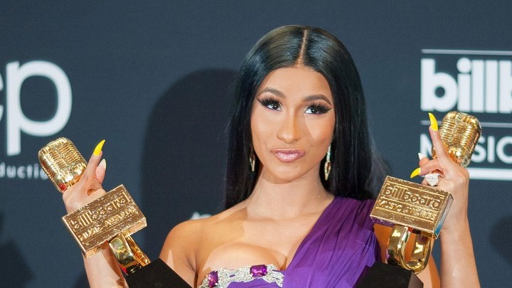 Η Cardi B παρέλαβε το βραβείο «Γυναίκα της Χρονιάς» του Billboard από τη μητέρα της Μπριόνα Τέιλορ