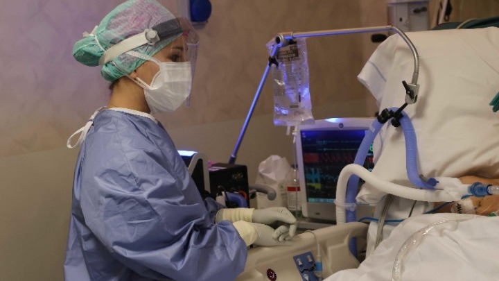 Καναδάς-Covid-19: Μια βοηθός νοσηλεύτρια η πρώτη που έκανε το εμβόλιο στον Καναδά