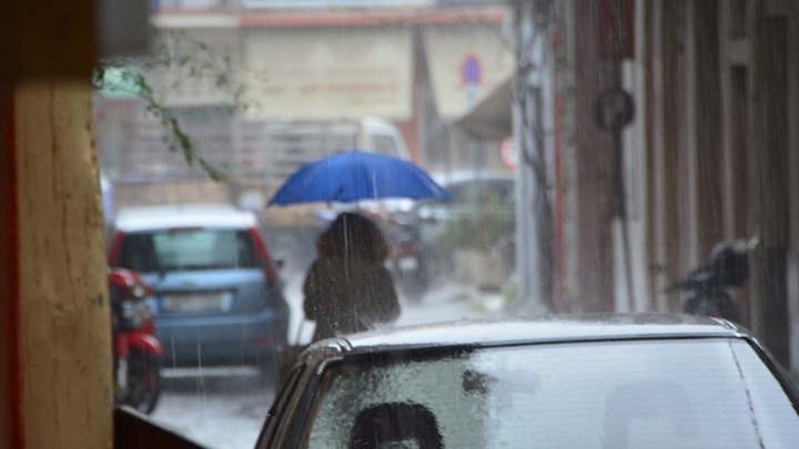 Μεγάλα ύψη βροχής έως σήμερα το πρωί, ιδίως στην Αττική – Ύφεση  από το απόγευμα