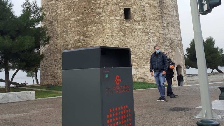 Νέοι οικολογικοί και αντιγκράφιτι κάδοι απορριμμάτων τοποθετήθηκαν στην Παλιά Παραλία
