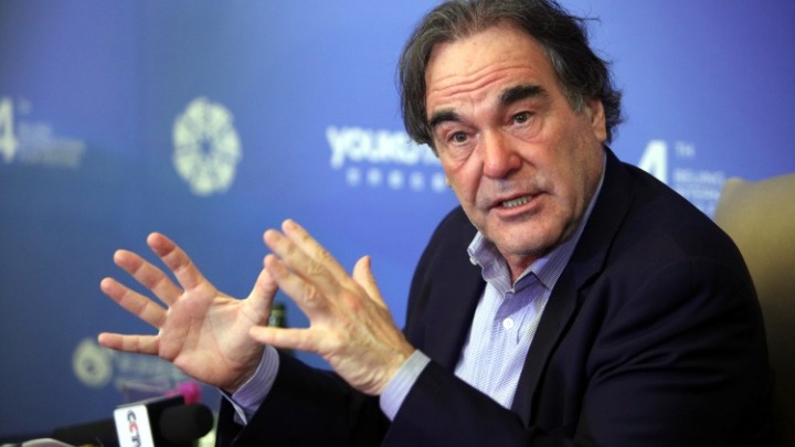 Ο Όλιβερ Στόουν αποκάλυψε ότι έκανε το ρωσικό εμβόλιο κατά του νέου κορονοϊού