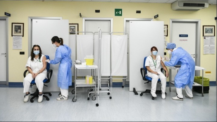 Οι Ευρωπαίοι «σηκώνουν το μανίκι» και εμβολιάζονται