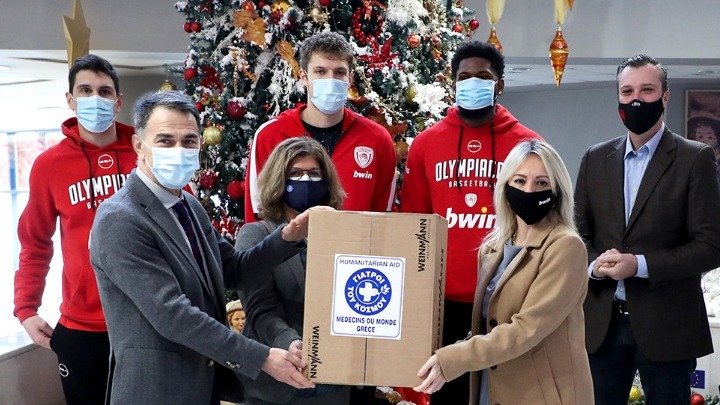 Παρέδωσε αναπνευστήρα στο νοσοκομείο «Αττικόν» ο Ολυμπιακός