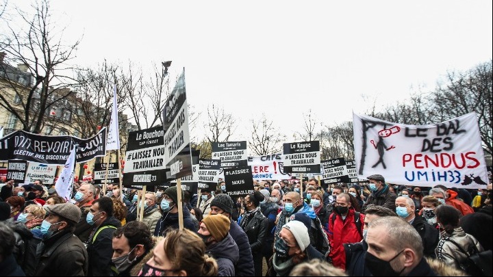 Παρίσι: Χιλιάδες διαδηλωτές στους δρόμους για να ζητήσουν άνοιγμα ξενοδοχείων και εστιατορίων