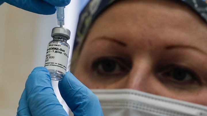 Περισσότεροι από 100.000 άνθρωποι που ανήκουν σε ομάδες υψηλού κινδύνου έκαναν ήδη το εμβόλιο Sputnik-V, δήλωσε ο υπουργός Υγείας