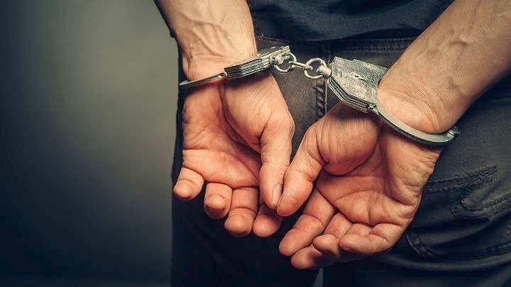 Συνελήφθη γνωστός τράπερ με 122 γραμμάρια κοκαΐνης και πάνω από 2.000 ευρώ