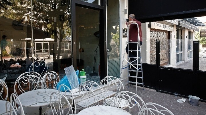 Lockdown: Ανοίγει η εστίαση τον Απρίλιο, πιο νωρίς κομμωτήρια και κέντρα αισθητικής