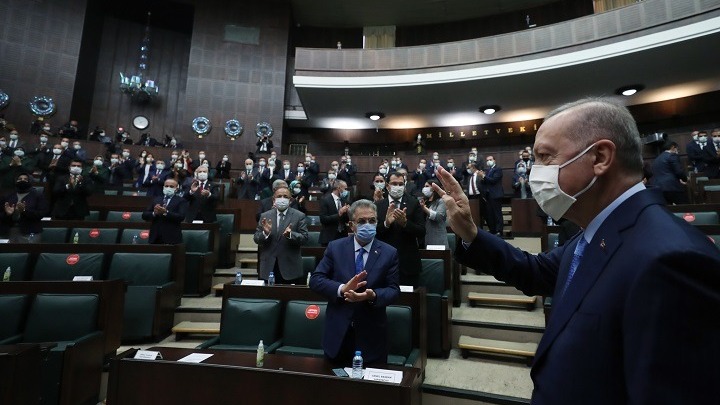 Σπάνια επίδειξη ενότητας στην τουρκική εθνοσυνέλευση με φόντο τις αμερικανικές κυρώσεις