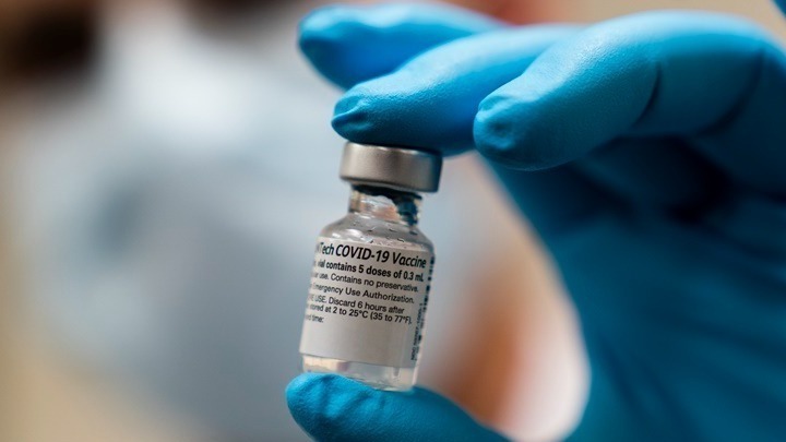 Στην Αθήνα έφτασε το εμβόλιο κατά της Covid-19. Επί ποδός ο κρατικός μηχανισμός για τη διασφάλιση της ορθής αποθήκευσης και διανομής