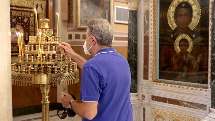 Συμμετοχή πιστών υπό αυστηρούς όρους στη Χριστουγεννιάτικη Θεία Λειτουργία