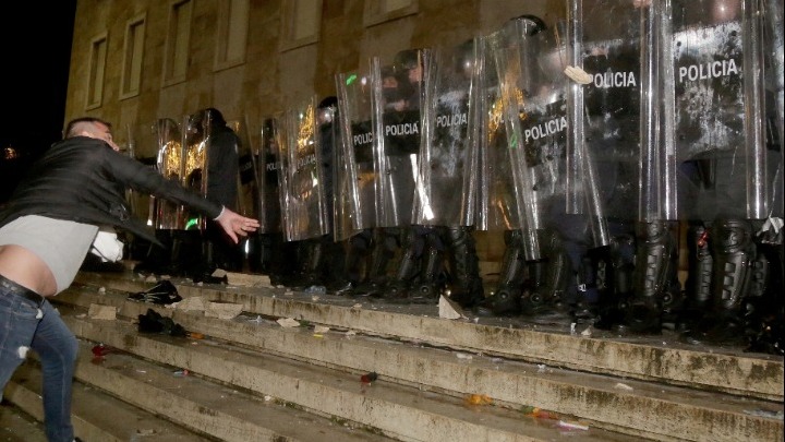 Τίρανα: Εξαπλώνονται και σε άλλες πόλεις της Αλβανίας οι διαδηλώσεις για το θάνατο του 25χρονου