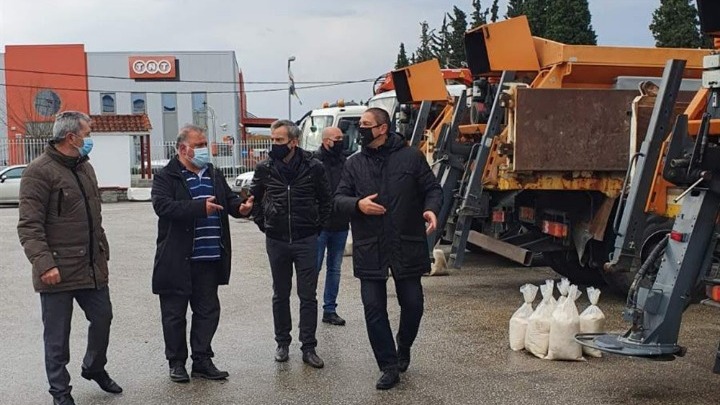 Τον στόλο των δημοτικών οχημάτων επιθεώρησε ο δήμαρχος Κ. Ζέρβας για ενδεχόμενο χιονοπτώσεων