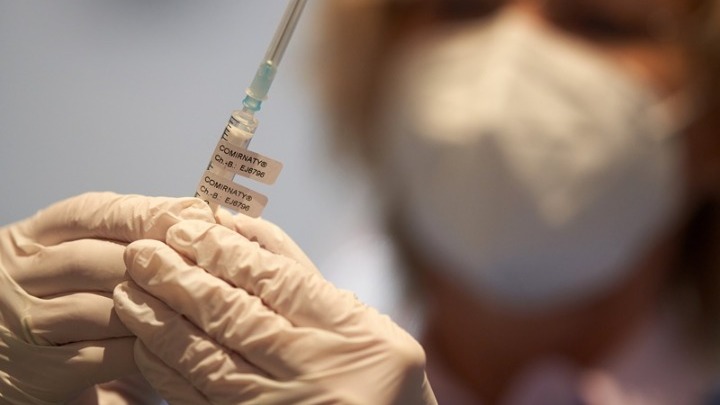 Βρετανία: Όλο και περισσότεροι πολίτες τάσσονται υπέρ των εμβολιασμών