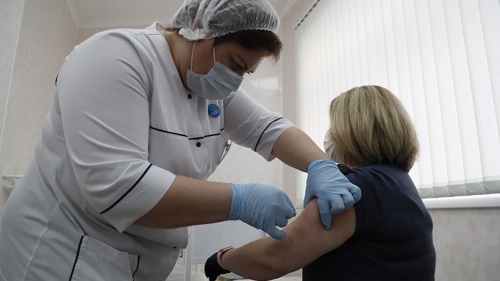 Covid-19: Ο μαζικός εμβολιασμός στη Ρωσία ξεκινάει τη Δευτέρα 18 Ιανουαρίου