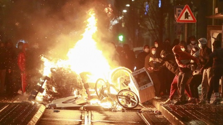 Επεισόδια στις Βρυξέλλες, στο περιθώριο διαδήλωσης για τον θάνατο ενός νεαρού κατά τη διάρκεια αστυνομικού ελέγχου