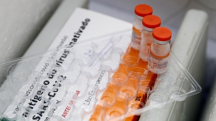 Η AstraZeneca θα παραδώσει αρχικά «μικρότερες ποσότητες» του εμβολίου της στην Ευρώπη