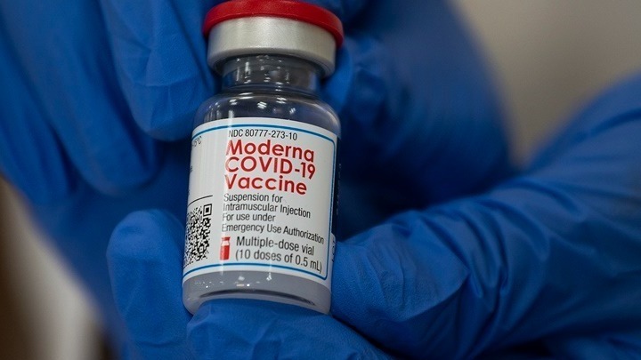 Για τέλος της πανδημίας το 2022 μιλά η Moderna