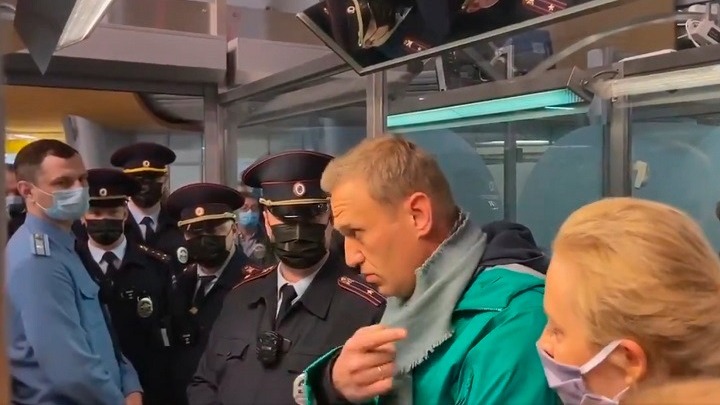 Η Μόσχα απορρίπτει τη διεθνή κατακραυγή που έχει προκαλέσει η σύλληψη του επικριτή του Κρεμλίνου