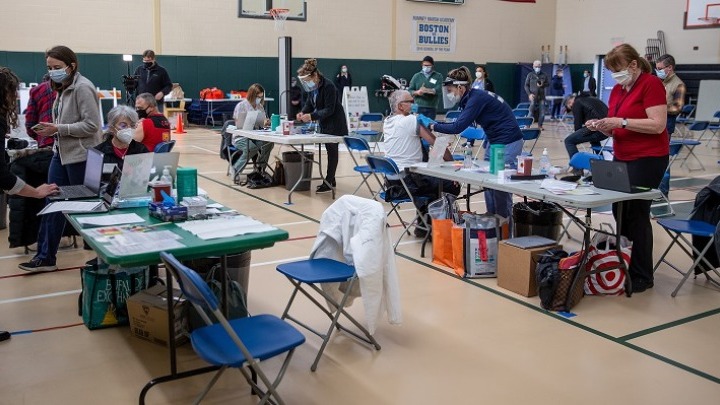 ΗΠΑ-Covid-19: Ο Τζο Μπάιντεν θα κινητοποιήσει 100.000 γιατρούς και νοσηλευτές για να επιταχυνθούν οι εμβολιασμοί