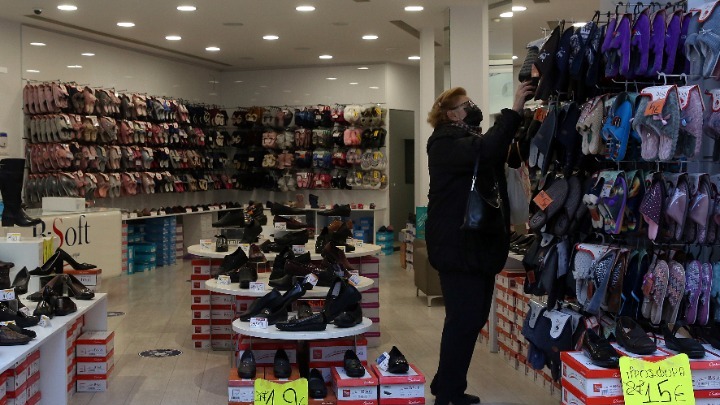 Με μεγάλες εκπτώσεις, χωρίς συνωστισμό στα μικρά καταστήματα, αλλά και με ουρές έξω από καταστήματα πολυεθνικών άνοιξε η αγορά