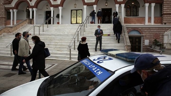 Ο εορτασμός των Θεοφανείων στη Θεσσαλονίκη. Προσαγωγές ατόμων που έριξαν τον σταυρό στα νερά του Θερμαϊκού