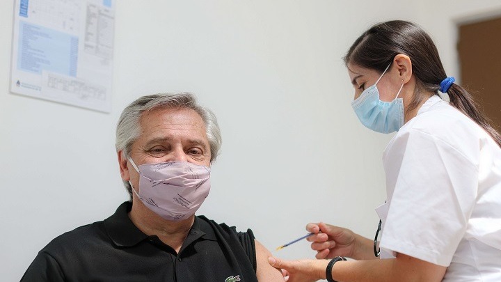 Ο πρόεδρος της Αργεντινής εμβολιάσθηκε με το ρωσικό εμβόλιο Sputnik-V