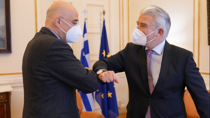 Οι περιφερειακές εξελίξεις στο επίκεντρο της συνάντησης Ν. Δένδια με τον Γερμανό πρέσβη