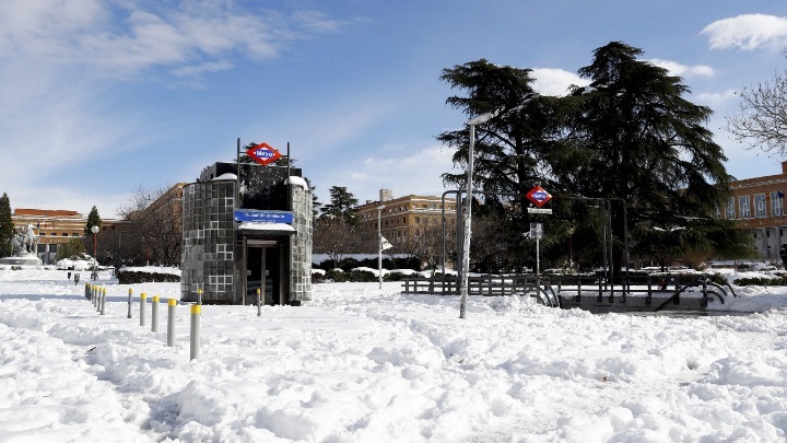 Πολλοί δρόμοι παραμένουν αποκλεισμένοι στη Μαδρίτη μετά τη σφοδρή χιονοθύελλα