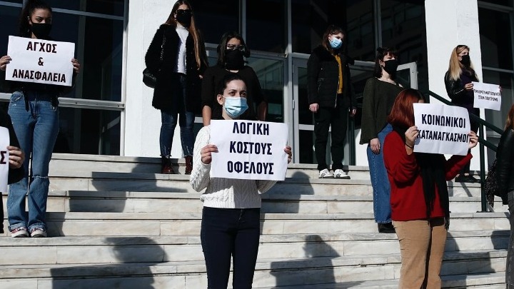 «Σπάμε τη σιωπή». Παράσταση διαμαρτυρίας από φοιτητές και φοιτήτριες στο ΑΠΘ