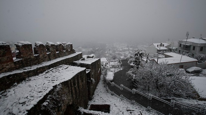 Σταμάτησε η χιονόπτωση στις περισσότερες περιοχές της Κεντρικής Μακεδονίας με αντιολισθητικές αλυσίδες η κυκλοφορία των οχημάτων στο ορεινό δίκτυο.