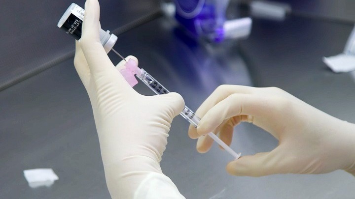 Στην “The Guardian” ο Ντέιβιντ Γκριν: Η AstraZeneca μπορεί να υποχρεωθεί να επαναδιαπραγματευθεί τα συμβόλαια