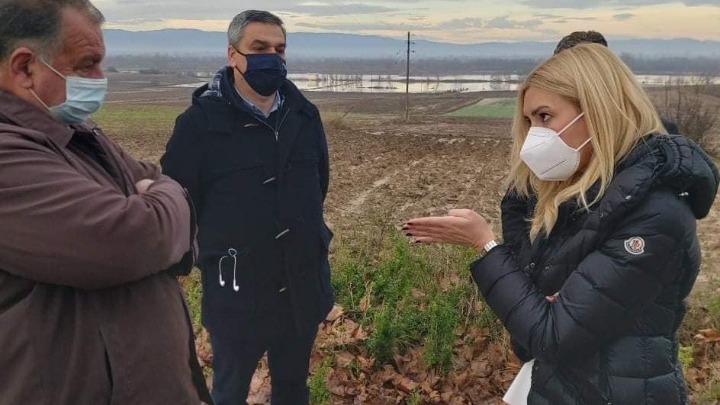 Στις πληγείσες από την κακοκαιρία περιοχές των Σερρών η Φ. Αραμπατζή