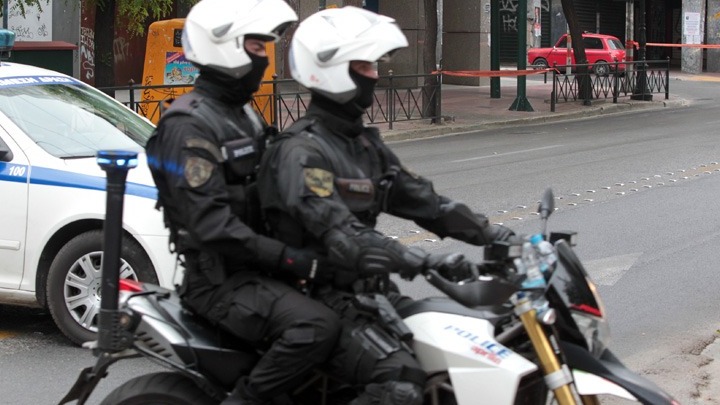 Τριάντα πέντε προσαγωγές έπειτα από επίθεση ομάδας ατόμων εναντίον αστυνομικών στο Μενίδι