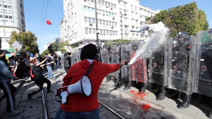 Τυνησία: Εκατοντάδες νέοι στους δρόμους της Τύνιδας κατά της αστυνομικής καταστολής