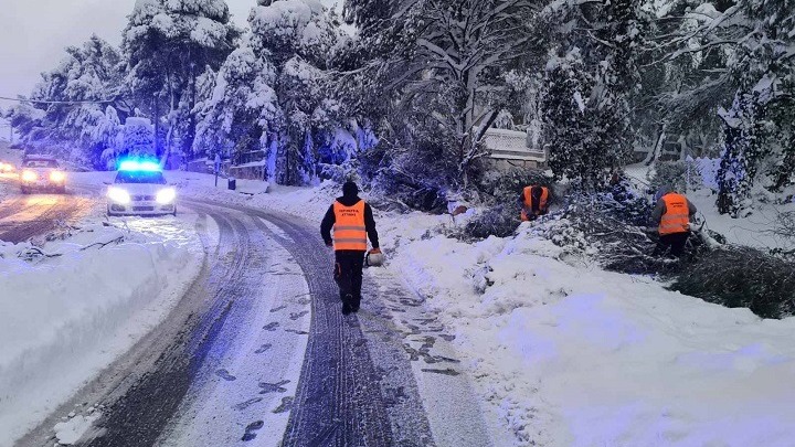 Αποκαταστάθηκε η κυκλοφορία στην λεωφόρο Διονύσου και στην εθνική Ελευσίνας-Θηβών