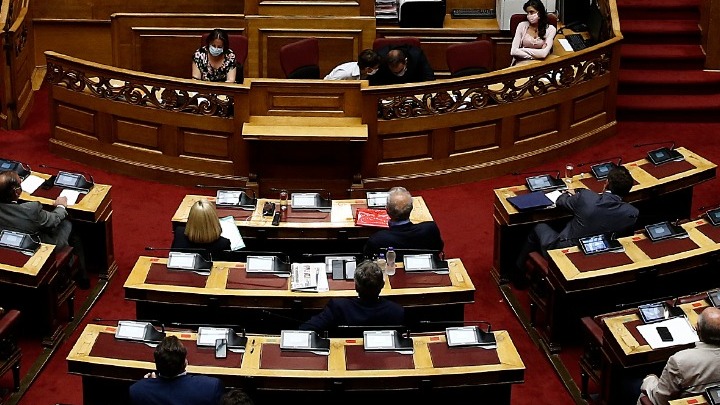 Βουλή: Αντιπαράθεση Γ. Γεραπετρίτη – Γ. Ραγκούση για την υπουργό Πολιτισμού και την υπόθεση Λιγνάδη
