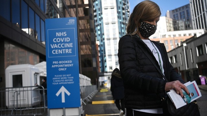 Βρετανία-Covid-19: Αυξήθηκαν τα κρούσματα, μειώθηκαν οι θάνατοι – Πάνω από 13 εκατομμύρια Βρετανοί έχουν εμβολιαστεί