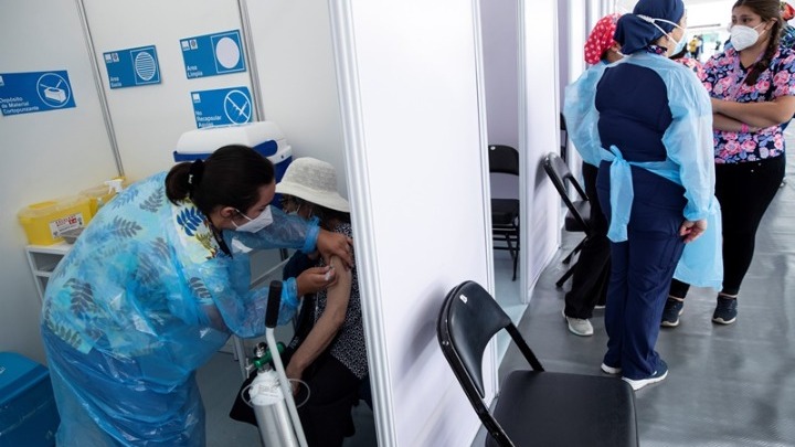 Χιλή: 140.000 άνθρωποι εμβολιάστηκαν για τον νέο κορονοϊό μέσα σε μια ημέρα
