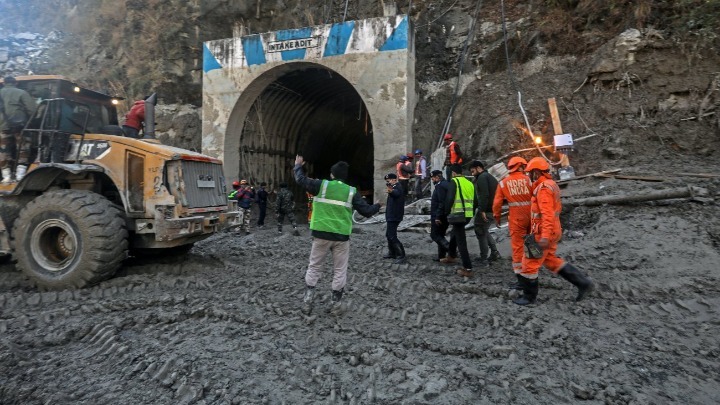 Δεκάδες εγκλωβισμένοι σε σήραγγα μετά από κατάρρευση τμήματος παγετώνα στα Ιμαλάια