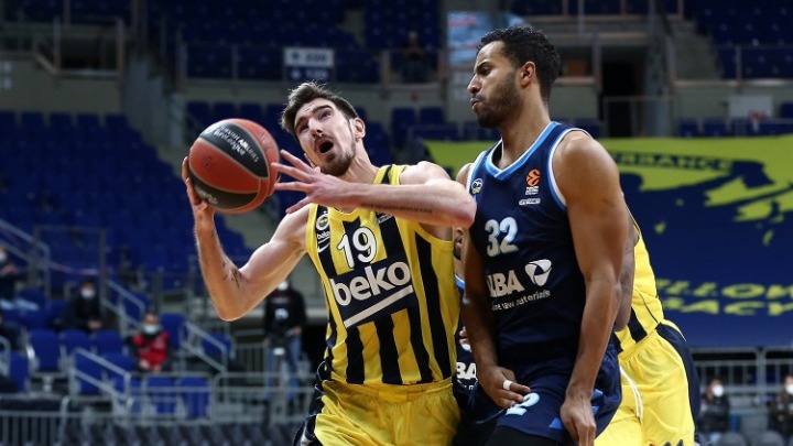 Δέκατη σερί νίκη για τη Φενέρ