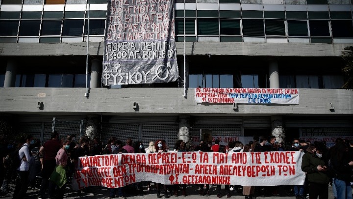 Δράσεις φοιτητικών παρατάξεων και πανεπιστημιακών μπροστά από την κατειλημμένη πρυτανεία του ΑΠΘ