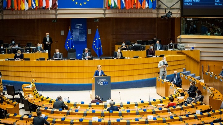 Ευρωβουλευτές ΣΥΡΙΖΑ: Η φον ντερ Λάιεν δεν έδωσε πειστικές απαντήσεις για τα προβλήματα στους εμβολιασμούς
