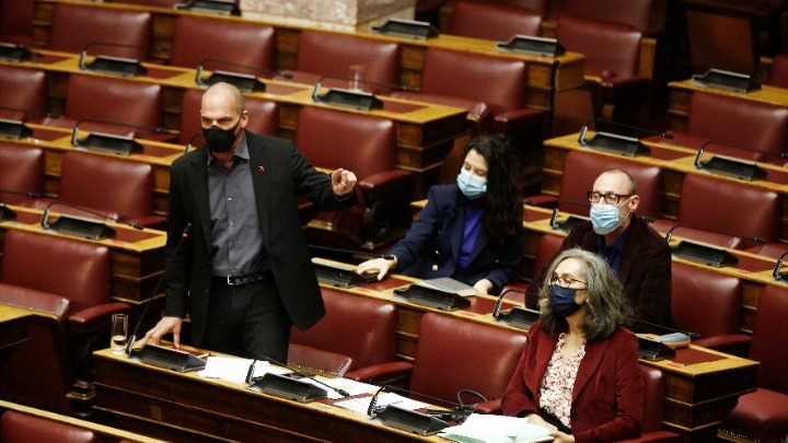 Γ. Βαρουφάκης: Πρέπει να φύγετε κακήν κακώς όσο γίνεται γρηγορότερα