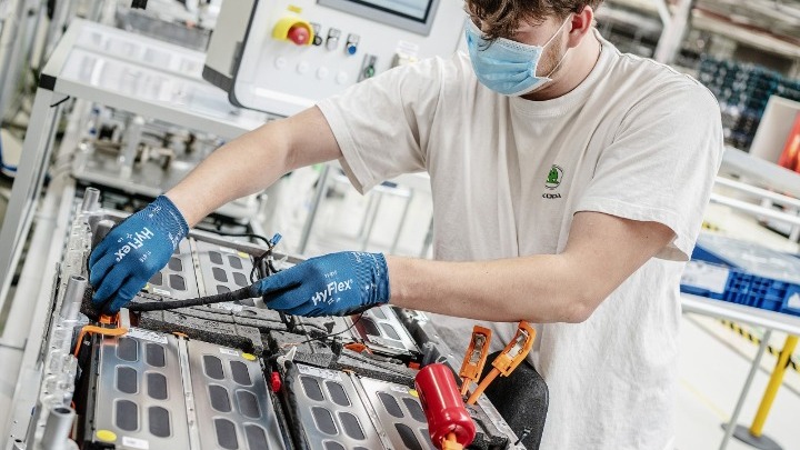 Η Skoda έφτασε τον αριθμό ορόσημο των 100.000 μπαταριών για plug-in υβριδικά μοντέλα