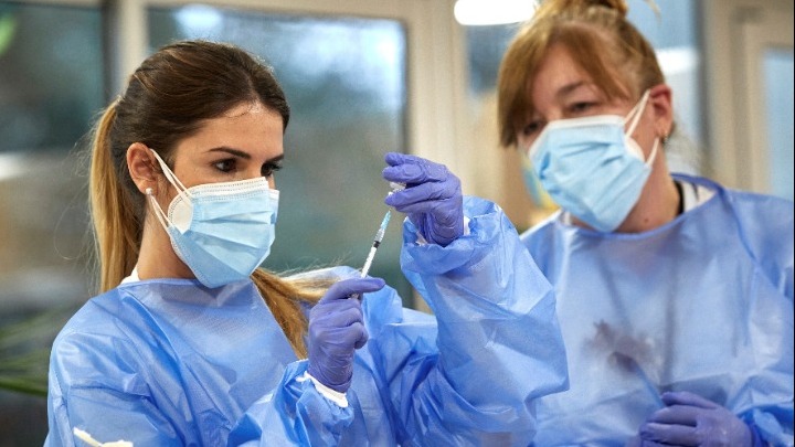 ΗΠΑ-CDC: Κατά τον πρώτο μήνα εμβολιασμών, δεν εντοπίστηκαν ζητήματα ασφαλείας με τα εμβόλια των Pfizer/BioNTech, Moderna